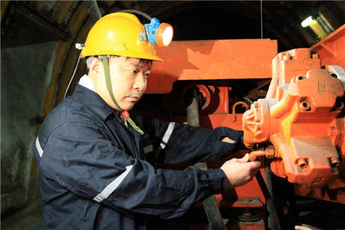 山西煤矿井下工作人员正在做检查